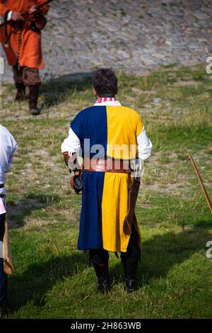 Menschen in mittelalterlichen Kleidern mit Bögen auf dem Gebiet der Burg Stockfoto