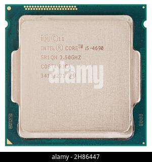 CPU Intel Core i5-4690 (Central Processing Unit) Mikrochip, isoliert auf weißem Hintergrund Stockfoto