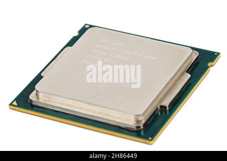 CPU Intel Core i5-4690 (Central Processing Unit) Mikrochip, isoliert auf weißem Hintergrund Stockfoto