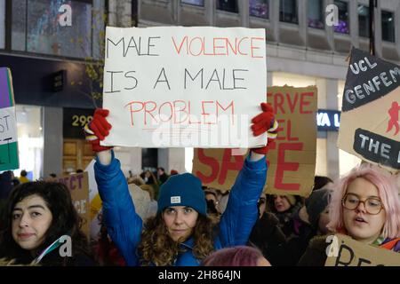 London, Großbritannien, 27th. November 2021. Der alljährliche frauenmarsch „Reclaim the Night“ findet statt, um gegen jede Form von männlicher Gewalt gegen Frauen zu protestieren. In diesem Jahr verzeichnete die britische Polizei einen Anstieg von 7 % bei den aufgezeichneten häuslichen Missbrauchsverbrechen und die Morde an Sarah Everard und Sabina Nessa stellen die Sicherheit von Frauen auf den Straßen Großbritanniens in Frage. Der erste märz 1977 fand als Reaktion auf die Aufforderung der Polizei, nach 13 Morden von Peter Sutcliffe, genannt Yorkshire Ripper, zu Hause zu bleiben, statt, wobei die Wut über die Ausgangssperre von Frauen schürte. Kredit: Elfte Stunde Fotografie/Alamy Live Nachrichten Stockfoto