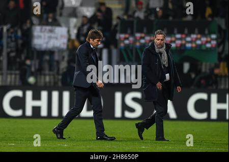 Antonio Conte, Cheftrainer von Tottenham Hotspur, verlässt das Spielfeld nach dem Gruppenspiel der UEFA Europa Conference League zwischen NS Mura und Tottenham Hotspur im Stadion Ljudski Vrt. (Endergebnis; NS Mura 2:1Tottenham Hotspur) Stockfoto