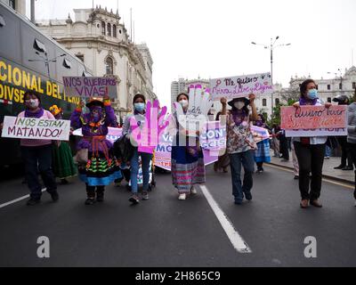 Hunderte von Frauen gingen im Rahmen der Aktivitäten des Internationalen Tages zur Beseitigung der Gewalt gegen Frauen auf die Straßen von Lima, einem Ereignis, das jährlich am 25. November begangen wird, dem Datum, an dem die drei Schwestern Mirabal (Patria, Minerva und María Teresa) Wurden ermordet. In der Dominikanischen Republik am 1960. Stockfoto