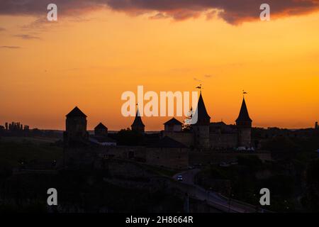Silhouette einer alten mittelalterlichen Burg während des Sonnenuntergangs Stockfoto
