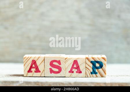 Buchstabenblock in Wort ASAP (Abkürzung für So bald wie möglich) auf Holzhintergrund Stockfoto