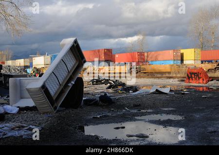 Container Boxen auf einem Güterzug durch East Vancouver, Kanada Stockfoto