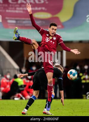 München, Deutschland. 27th. November 2021. Jamal Musiala (TOP) von Bayern München kontrolliert den Ball bei einem Bundesliga-Spiel zwischen Bayern München und Arminia Bielefeld am 27. November 2021 in München. Quelle: Philippe Ruiz/Xinhua/Alamy Live News Stockfoto