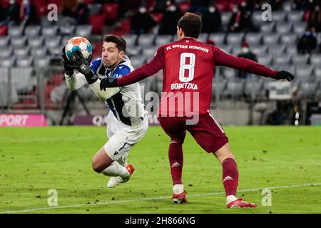 München, Deutschland. 27th. November 2021. Torhüter Stefan Ortega (L) aus Bielefeld rettet sich am 27. November 2021 bei einem Bundesliga-Spiel zwischen Bayern München und Arminia Bielefeld in München. Quelle: Philippe Ruiz/Xinhua/Alamy Live News Stockfoto