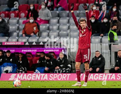 München, Deutschland. 27th. November 2021. Thomas Müller von Bayern München tritt beim Bundesliga-Spiel zwischen Bayern München und Arminia Bielefeld am 27. November 2021 in München frei. Quelle: Philippe Ruiz/Xinhua/Alamy Live News Stockfoto