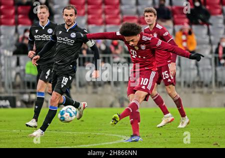 München, Deutschland. 27th. November 2021. Leroy Sane (2nd R) von Bayern München schießt am 27. November 2021 bei einem Bundesliga-Spiel zwischen Bayern München und Arminia Bielefeld in München. Quelle: Philippe Ruiz/Xinhua/Alamy Live News Stockfoto