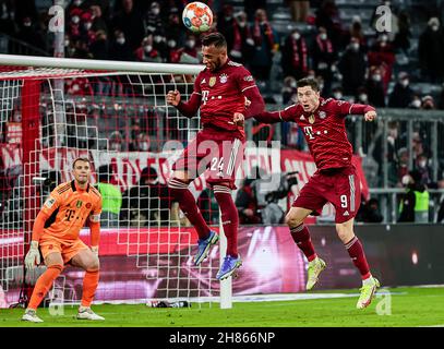 München, Deutschland. 27th. November 2021. Corentin Tolisso (C) von Bayern München macht den Ball am 27. November 2021 bei einem Bundesliga-Spiel zwischen Bayern München und Arminia Bielefeld in München frei. Quelle: Philippe Ruiz/Xinhua/Alamy Live News Stockfoto