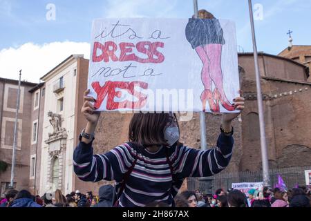 Rom, Italien. 27th. November 2021. Nationale Demonstration in Rom, organisiert von der Non Una Di Meno Vereinigung gegen Gewalt gegen Frauen. (Foto von Matteo Nardone/Pacific Press/Sipa USA Credit: SIPA USA/Alamy Live News Stockfoto