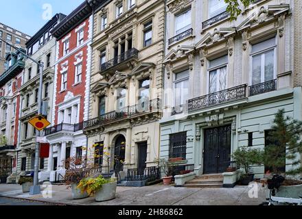 Manhattan Street mit alten Wohnhäusern in einem kunstvollen französischen Beaux-Arts-Architekturstil Stockfoto