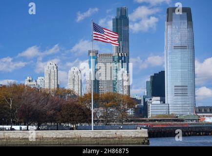 Skyline von Jersey City hinter amerikanischer Flagge auf Ellis Island Stockfoto