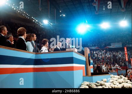 Der ehemalige Gouverneur Ronald Reagan (Republikaner von Kalifornien), rechts, spricht am Donnerstag, den 19. August 1976, vom Podium auf der Republikanischen Nationalkonvent 1976 in der Kemper Arena in Kansas City, Missouri. Im Bild von rechts nach links: Gouverneur Reagan; US-Präsident Gerald R Ford, die 1976 für die US-Präsidentin nominierte Republikanische Partei; Nancy Reagan; US-Senator Bob Dole (Republikaner von Kansas), die 1976 für die US-Vizepräsidentin nominierte Republikanische Partei; Elizabeth Dole, First Lady Betty Ford, andere. Kredit: Arnie Sachs/CNP Stockfoto