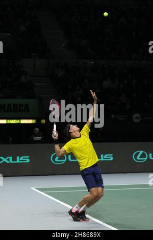 Madrid, Spanien. 27th. November 2021. Emilio Gomez aus Ecuador steht Daniil Medvedev von der Russischen Tennisföderation beim Davis Cup Final's Group A Spiel 2021 zwischen der Russischen Tennisföderation und Ecuador am 27. November 2021 in Madrid, Spanien, zur Seite. Quelle: Meng Dingbo/Xinhua/Alamy Live News Stockfoto