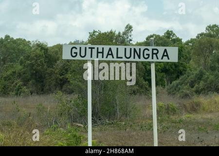 Bruce Highway Townsville nach Mackay, Queensland, Australien - November 2021: Futhalungra Wegweiser Stockfoto