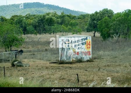 Bruce Highway Townsville nach Mackay, Queensland, Australien - November 2021: Abgenutztes Schild auf einem alten Tank, das für ein Motel wirbt Stockfoto