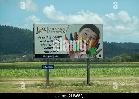 Bruce Highway Townsville nach Mackay, Queensland, Australien - November 2021: Außenwerbung der unabhängigen Advocacy Group mit Kinderpaintin Stockfoto