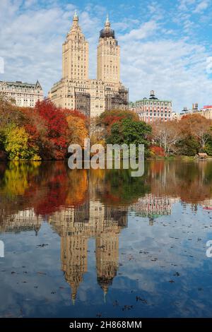 Herbstfarben spiegeln sich im See im Central Park wider Stockfoto
