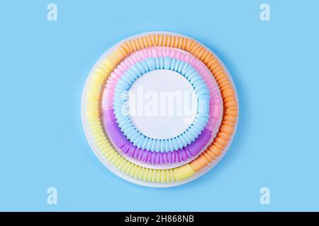 Pop-Röhren Kreis Zusammensetzung in Form eines Kuchens auf blauem Hintergrund. Trendige 2021 Sensory Fidgets Poptubes Kollektion. Beliebtes Anti-Stress-Spielzeug für Kinder. Stockfoto