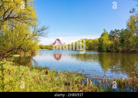 Blick auf die Zhivopisny-Brücke von Serebryany Bor. Grüne russische Natur im Frühling Moskau, Serebryany Bor und Schiwopisny Brücke Stockfoto