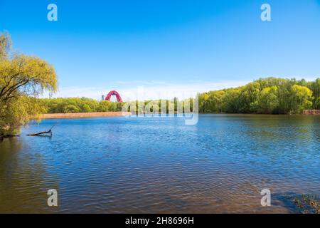 Blick auf die Zhivopisny-Brücke von Serebryany Bor. Grüne russische Natur im Frühling Moskau, Serebryany Bor und Schiwopisny Brücke Stockfoto