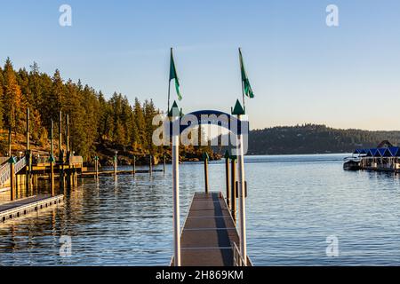 Blue Boat rutscht in Marina am Lake Coeur d' Alene, Coeur d'Alene, Idaho, USA Stockfoto