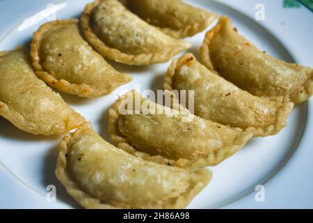 Empanadas. Traditionelles Essen. Empanadas sind halbmondförmige, herzhafte Backwaren aus Teig und gefüllt mit einer Vielzahl von Zutaten. Stockfoto