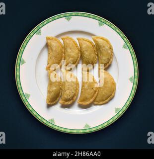 Empanadas. Traditionelles Essen. Empanadas sind halbmondförmige, herzhafte Backwaren aus Teig und gefüllt mit einer Vielzahl von Zutaten. Stockfoto