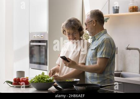 Glücklich reifen verheirateten Paar Kochen in der Küche zu Hause Stockfoto