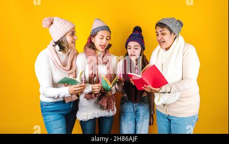 Posada Mexicana, mexikanische Familie singt Weihnachtslieder, drei Generationen von Frauen in Mexiko Lateinamerika Stockfoto