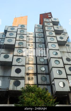 Der Nakagin Capsule Tower in Tokio, Japan. Stockfoto