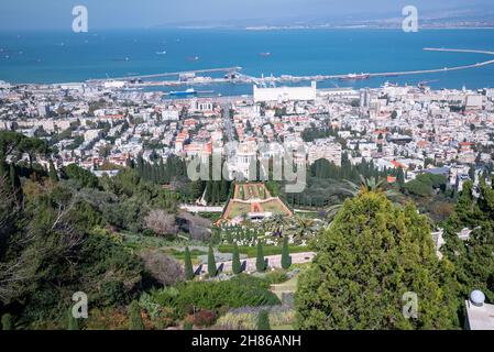 Israel, Haifa, die Gärten des Bahai-Schreins. Die Innenstadt von Haifa, der Hafen und die Bucht im Hintergrund Stockfoto