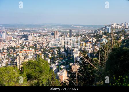 Israel, Haifa, die Gärten des Bahai-Schreins. Die Innenstadt von Haifa, der Hafen und die Bucht im Hintergrund Stockfoto