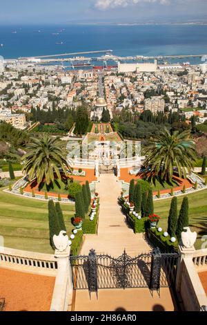 Blick auf die Bucht von Haifa, die BahaiGärten und den Hafen bei
