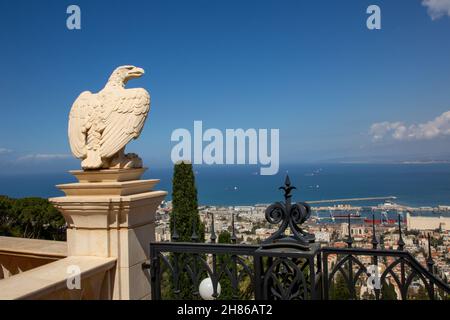 Israel, Haifa, die Gärten des Bahai-Schreins. Die Innenstadt von Haifa, der Hafen und die Bucht im Hintergrund Stockfoto