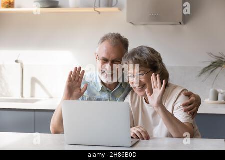 Glückliches Seniorenpaar, das mit Kindern über einen Videoanruf sprach Stockfoto