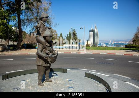 Neu und Alt in der Innenstadt von Haifa, Israel Stockfoto