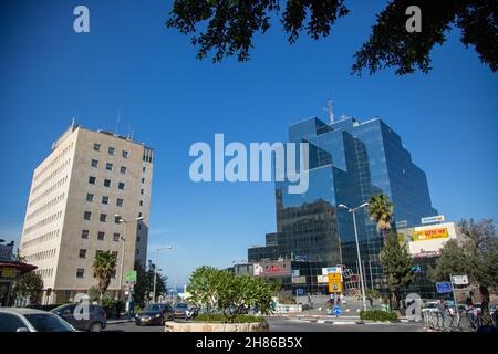 Neu und Alt in der Innenstadt von Haifa, Israel Stockfoto