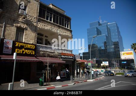 Neu und Alt in der Innenstadt von Haifa, Israel Stockfoto