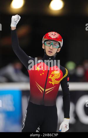 Dordrecht, Niederlande. 27th. November 2021. Wu Dajing aus China feiert nach dem Finale A des Männer-500m-Rennens bei der ISU World Cup Short Track Speed Skating Series in Dordrecht, Niederlande, am 27. November 2021. Quelle: Zheng Huansong/Xinhua/Alamy Live News Stockfoto