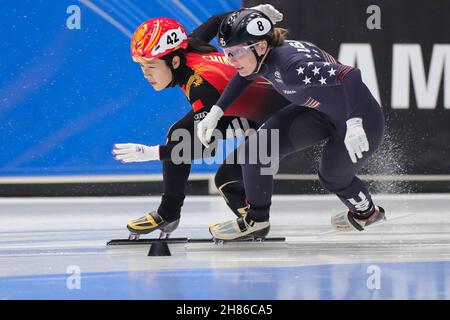 Dordrecht, Niederlande. 27th. November 2021. Zhang Yuting (L) aus China tritt beim Viertelfinale des Frauen-Rennens 500m bei der ISU-Weltmeisterschaft im Short Track Speed Skating am 27. November 2021 in Dordrecht, Niederlande, an. Quelle: Zheng Huansong/Xinhua/Alamy Live News Stockfoto