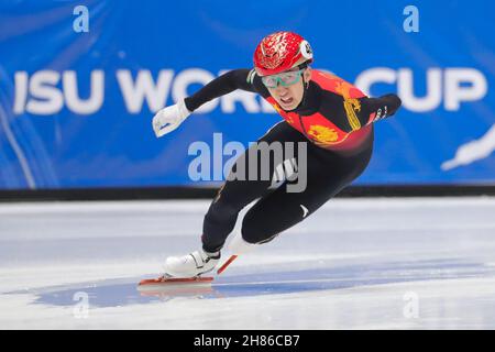 Dordrecht, Niederlande. 27th. November 2021. Wu Dajing aus China feiert nach dem Finale A des Männer-500m-Rennens bei der ISU World Cup Short Track Speed Skating Series in Dordrecht, Niederlande, am 27. November 2021. Quelle: Zheng Huansong/Xinhua/Alamy Live News Stockfoto