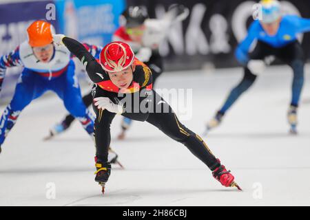 Dordrecht, Niederlande. 27th. November 2021. Ein Kai (vorne) aus China tritt beim Halbfinale des Männer-Staffellaufs 5000m bei der ISU-Weltmeisterschaft im Short Track Speed Skating in Dordrecht, Niederlande, am 27. November 2021 an. Quelle: Zheng Huansong/Xinhua/Alamy Live News Stockfoto