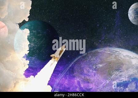 Raketen starten in den Weltraum am Sternenhimmel. Raumfahrzeuge fliegen mit Rauchwolken in den Weltraum. Elemente dieses Bildes, die von der NASA eingerichtet wurden Stockfoto