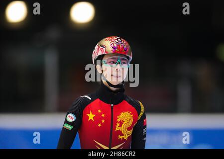 Dordrecht, Niederlande. 27th. November 2021. Guo Yihan aus China reagiert vor dem Finale B des Frauen-Rennens 1500m bei der ISU-Weltmeisterschaft im Short Track Speed Skating in Dordrecht, Niederlande, am 27. November 2021. Quelle: Zheng Huansong/Xinhua/Alamy Live News Stockfoto