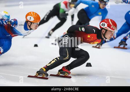 Dordrecht, Niederlande. 27th. November 2021. Ein Kai (R) aus China tritt beim Halbfinale des Männer-Staffellaufs 5000m bei der ISU-Weltmeisterschaft im Short Track Speed Skating in Dordrecht, Niederlande, am 27. November 2021 an. Quelle: Zheng Huansong/Xinhua/Alamy Live News Stockfoto