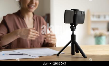 Junge indische Bloggerin, die Videos auf dem Handy aufzeichnet. Stockfoto