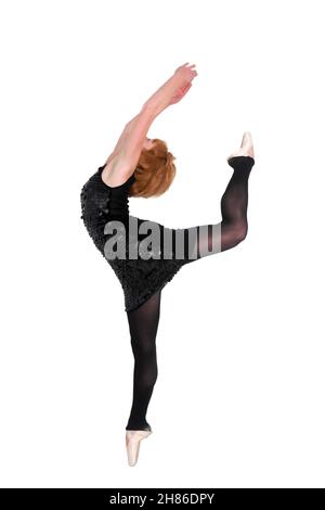 Weibliche Ballett Tänzerin balanciert auf ihren Zehen auf weißem Hintergrund Stockfoto