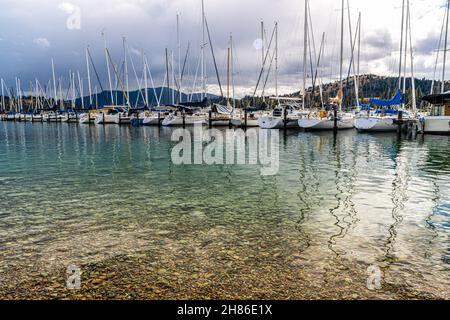 Segelboote liegen am Flathead Lake mit Bergen im Hintergrund, Dayton, Montana, USA Stockfoto